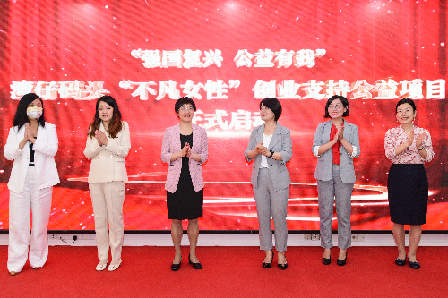 2-启动仪式：中国妇女发展基金会副秘书长董葵（右三），广东省妇联党组成员、副主席方赛妹（左三），通用磨坊中国湾仔码头事业部总经理杨立文（右二），以及来自通用磨坊中国湾仔码头各部门负责人，广东省女性创业代表及第一期女性创业培训班学员参加了启动仪式.jpg