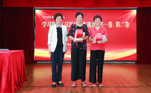 为两名老党员颁发“光荣在党50年”纪念章 拷贝.jpg