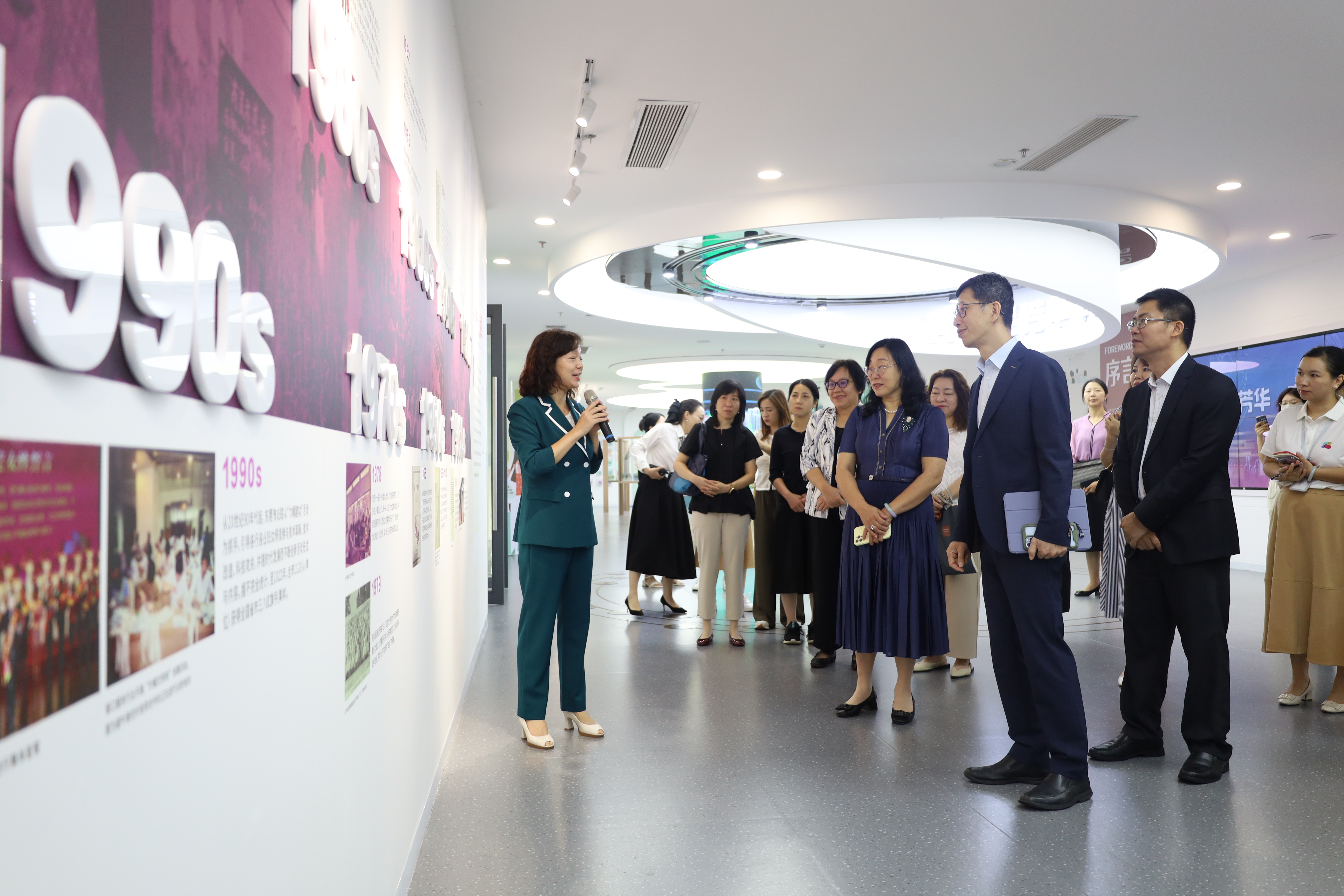 参观东莞市妇女儿童活动中心.JPG