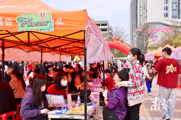 招聘会2.JPG